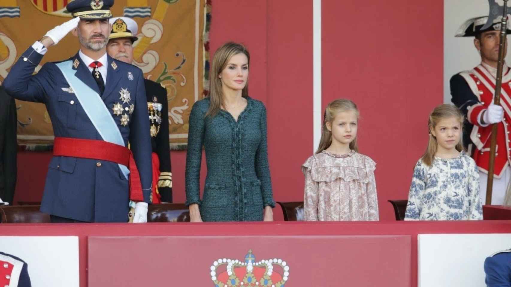 Los reyes Felipe VI y Letizia presiden por primera vez la Fiesta Nacional en 2014