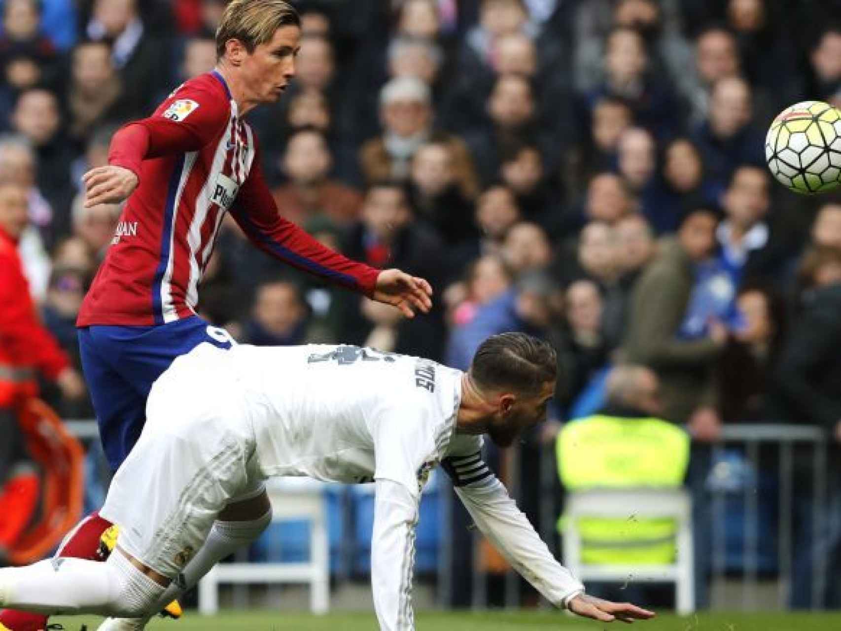 Ramos y Torres disputan un balón en el derbi de febrero.
