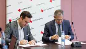Momento de la firma del acuerdo entre iDental y Cruz Roja Española.