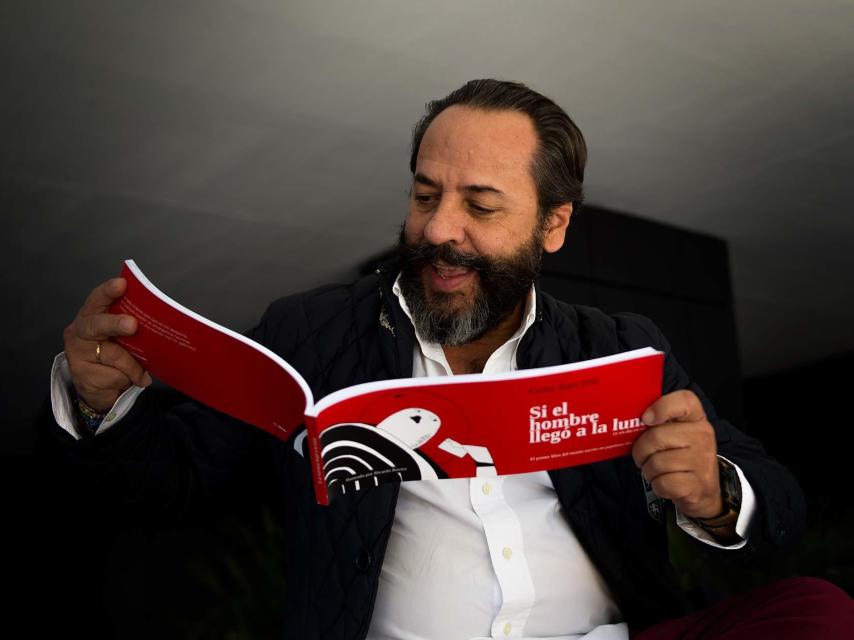 El bigotes disfrutando del libro de su amigo Carlos Yuste.