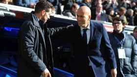 Zidane saluda a Simeone en el derbi de febrero de 2016.