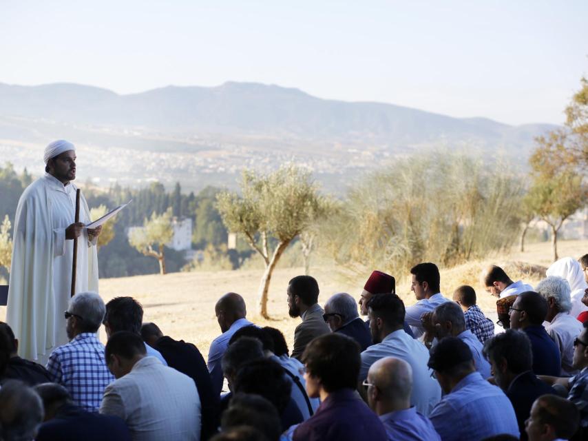 Shaij Ahmed Bermejo, imán de la Mezquita Mayor de Granada, durante la primera oración.