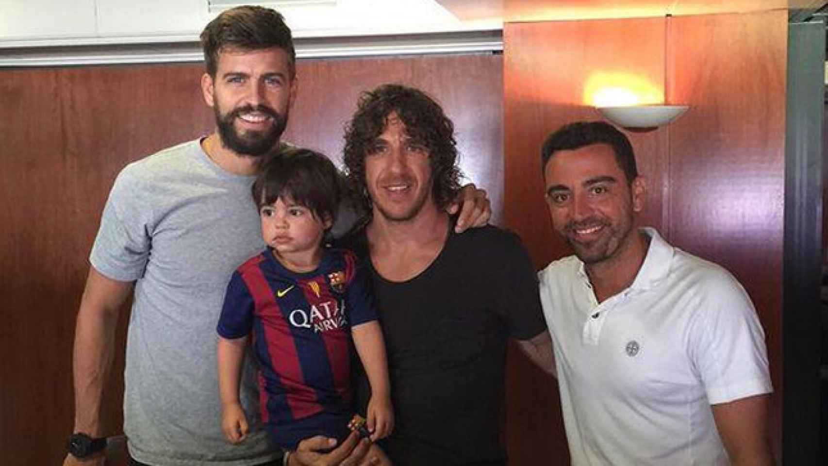 Piqué, Puyol y Xavi, con Milan, el hijo del central y Shakira