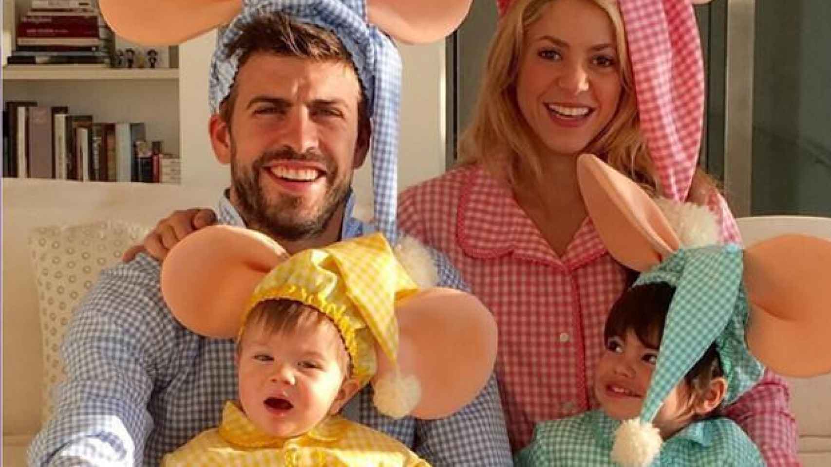 Piqué y Shakira con sus hijos Milan y Sasha, disfrazados de Topo Gigio