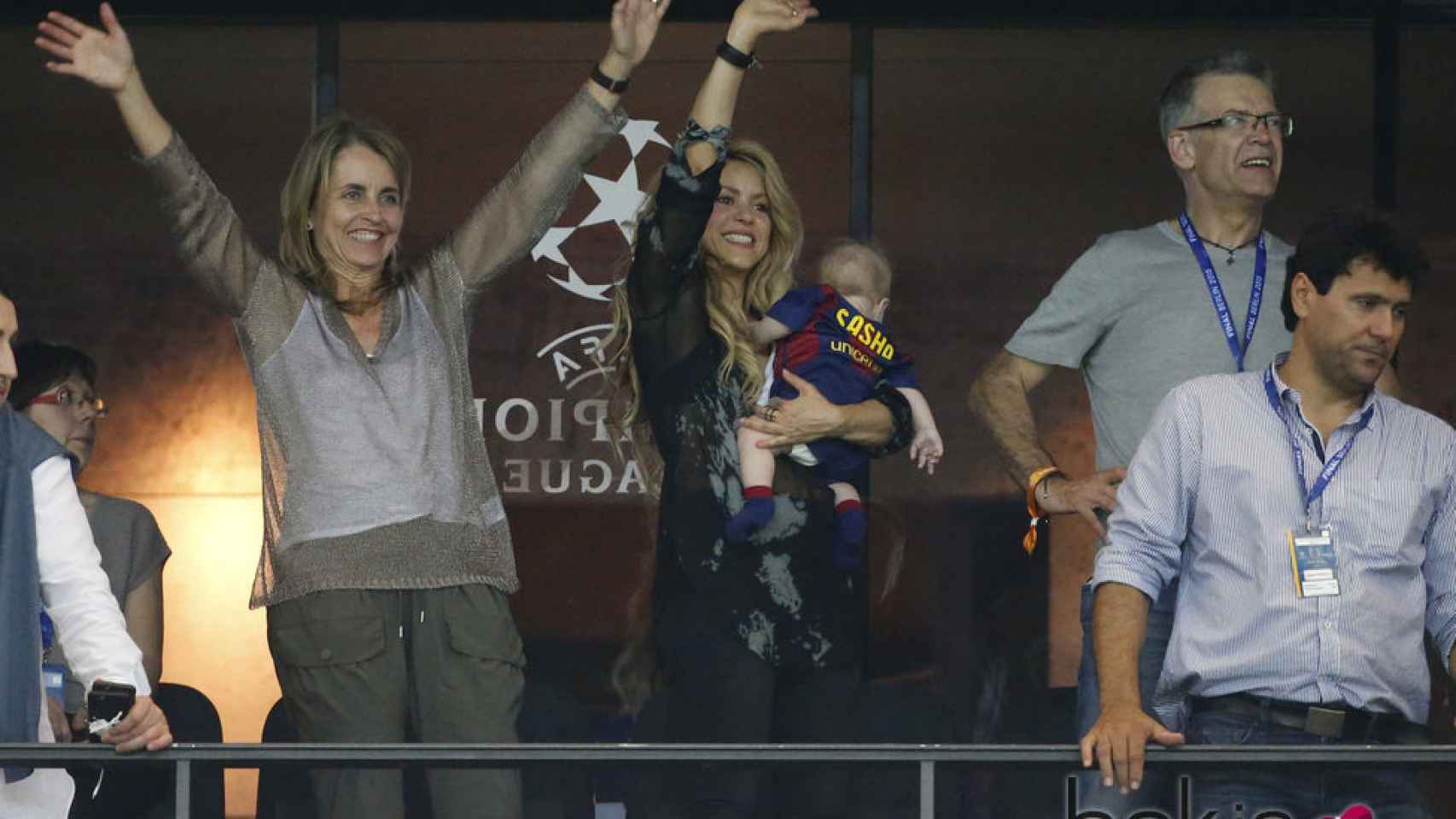 Shakira junto a los padres de Piqué y su hermano Tonino