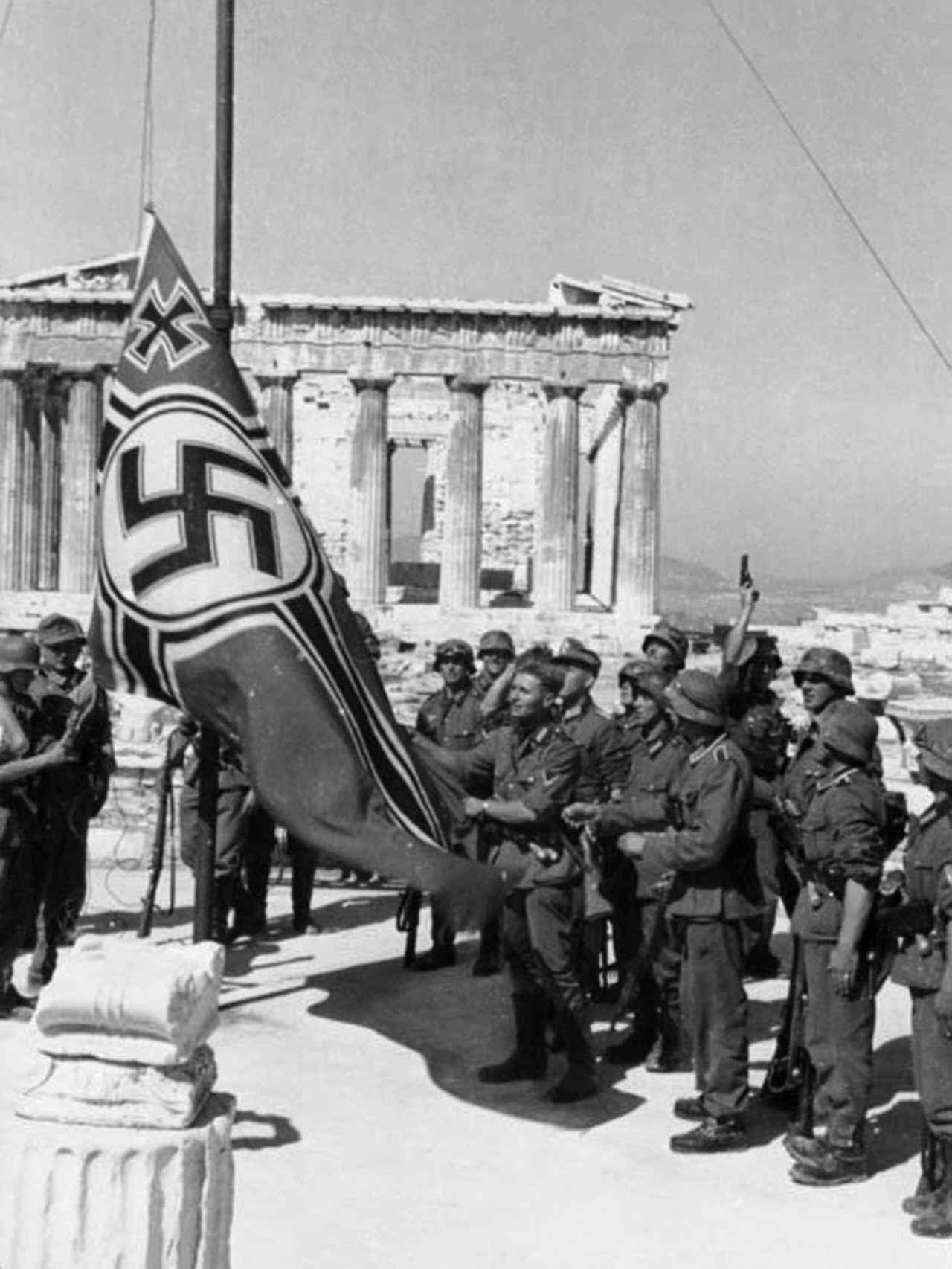 Momento en el que las tropas nazis izan la esvástica en las ruinas de la Acrópolis.