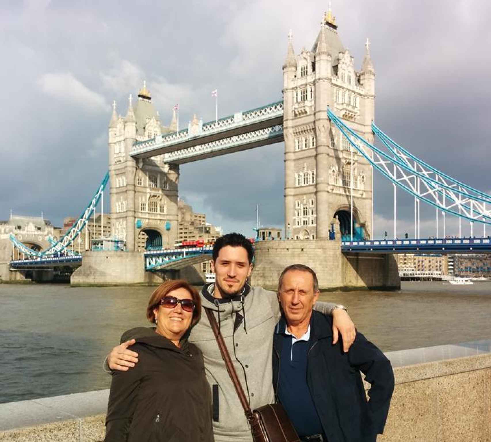 Jonathan junto a sus padres cuando estos fueron a Londres a visitarle.