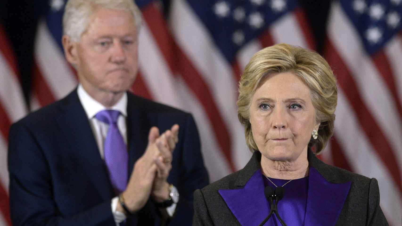 Hillary Clinton en primer plano. Detrás de ella, su marido Bill la aplaude.
