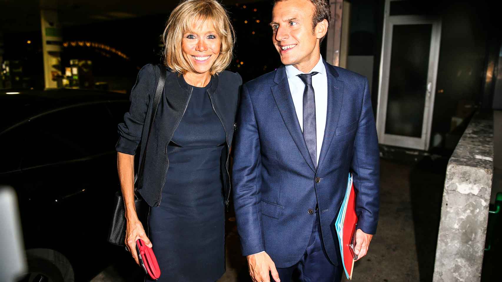 Emmanuel Macron y Brigitte, salen de un acto público.