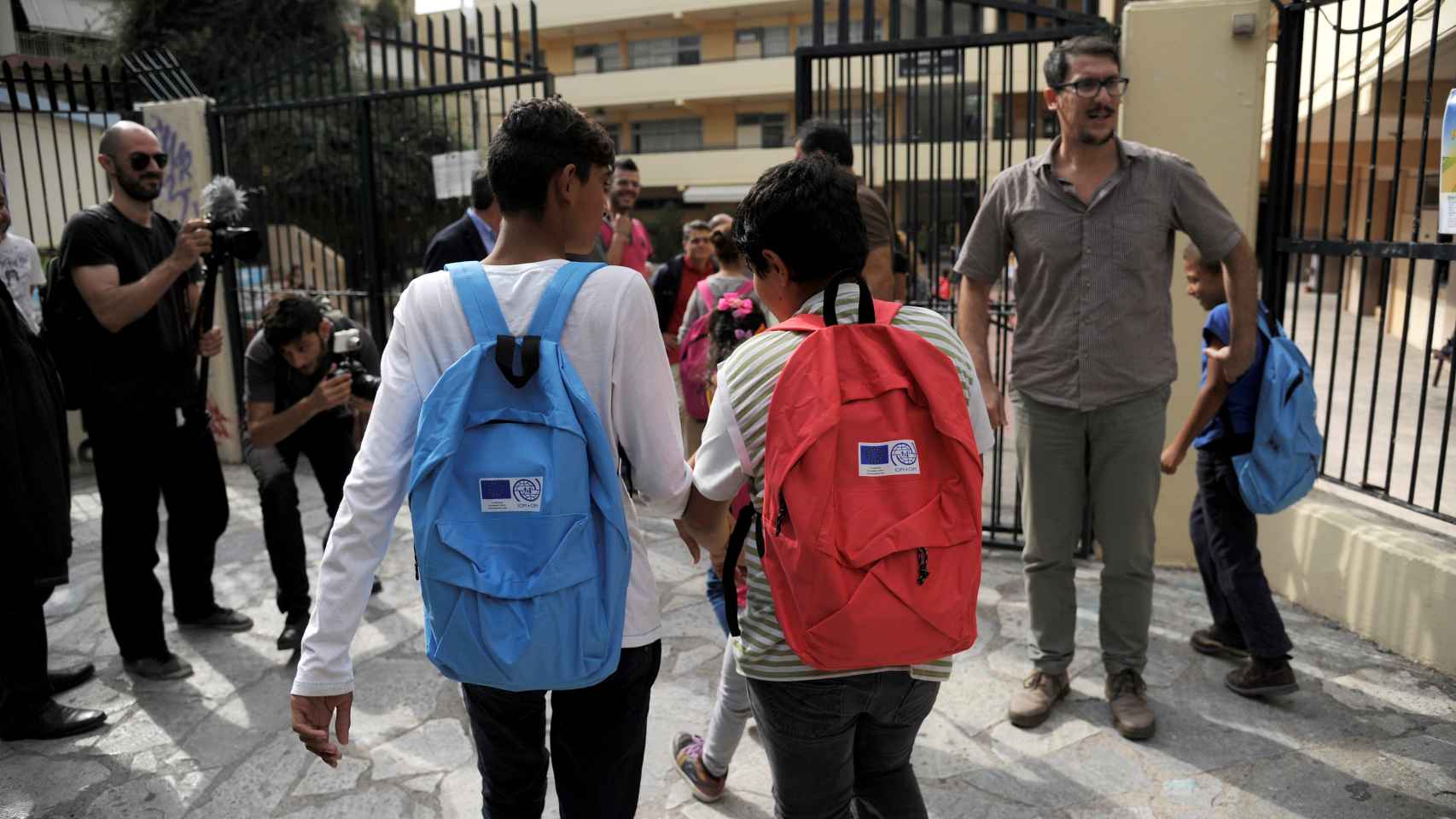 Niños refugiados en Grecia acuden a su primer día de colegio en mucho tiempo en un centro heleno.
