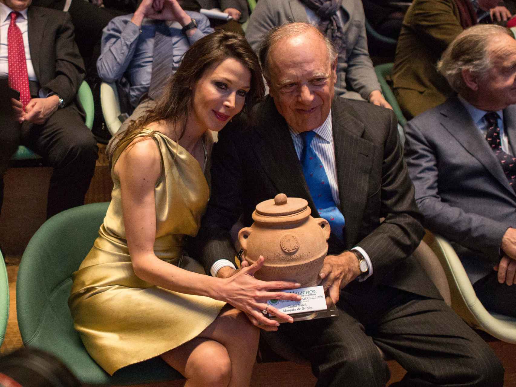 Esther y Carlos recogiendo un premio en Florencia en marzo del 2016