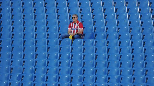 Un aficionado en el Calderón antes del partido.