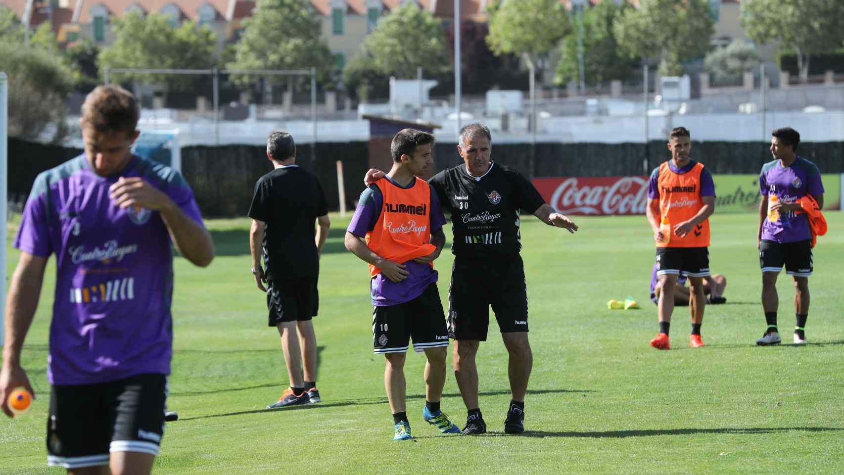 Paco Herrera charla con uno de sus futbolistas.