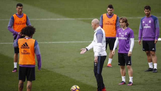 Zidane, rodeado de varios de sus jugadores.