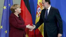 Merkel y Rajoy se estrechan las manos en Berlin.