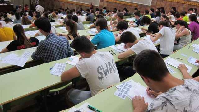 Estudiantes realizando un examen de selectividad.