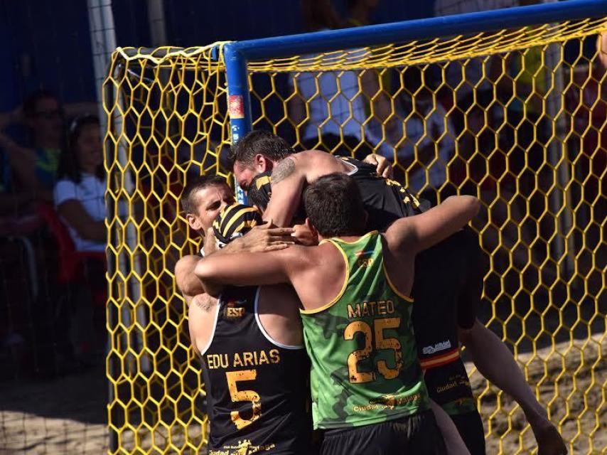 Los jugadores del Club Balonmano Playa Ciudad de Málaga celebran el triunfo.