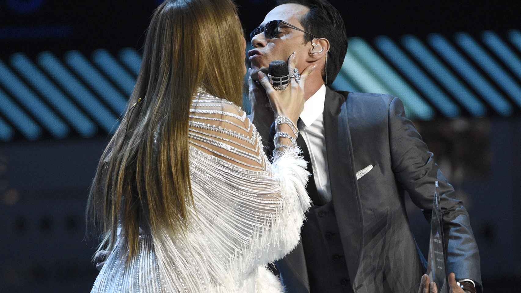 Marc Anthony durante el sonado beso con su ex, Jennifer Lopez