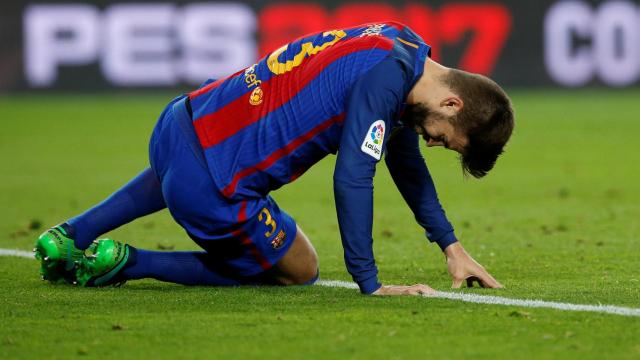 Piqué se lamenta en el partido ante el Málaga.