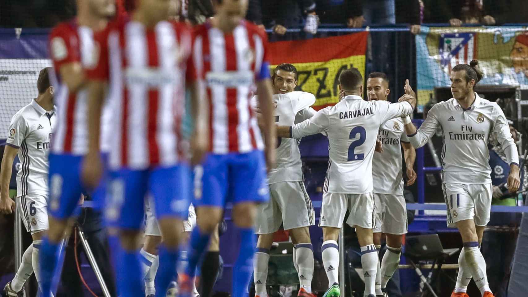 Los jugadores del Real Madrid celebran uno de sus goles ante el Atlético.