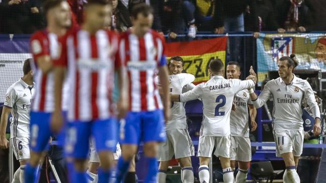 Los jugadores del Madrid celebran uno de sus goles ante el Atlético.