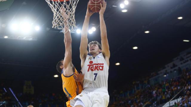 Luka Doncic intenta anotar ante Pablo Aguilar.