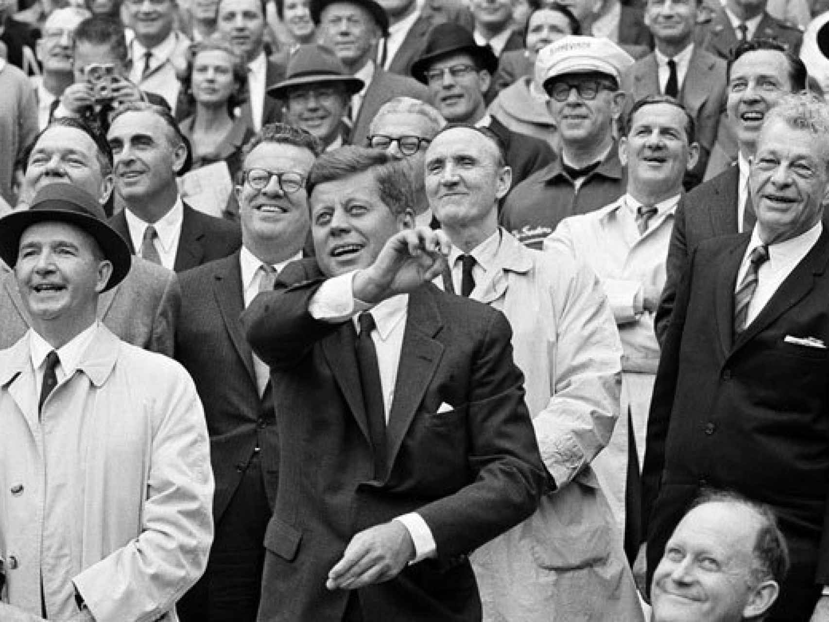 JFK, con Larry detrás (2º por la izquierda), en el béisbol en 1962.