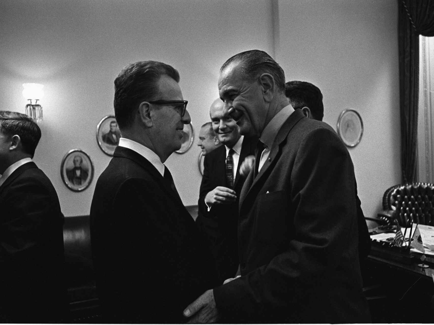 Larry con el presidente Johnson.
