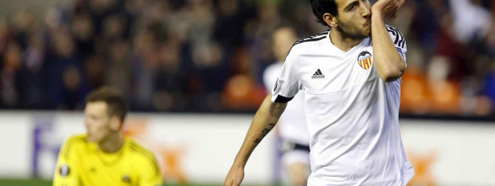 Parejo celebra un gol con el Valencia.