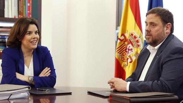 La vicepresidenta del Gobierno, Soraya Sáenz de Santamaría, junto con Oriol Junqueras.