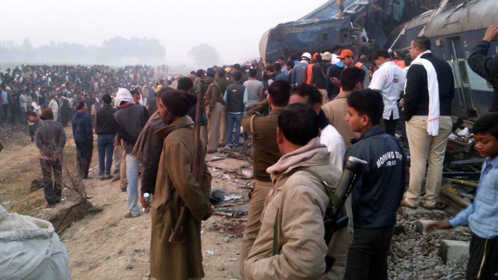Más de 100 muertos tras descarrilar un tren en la India