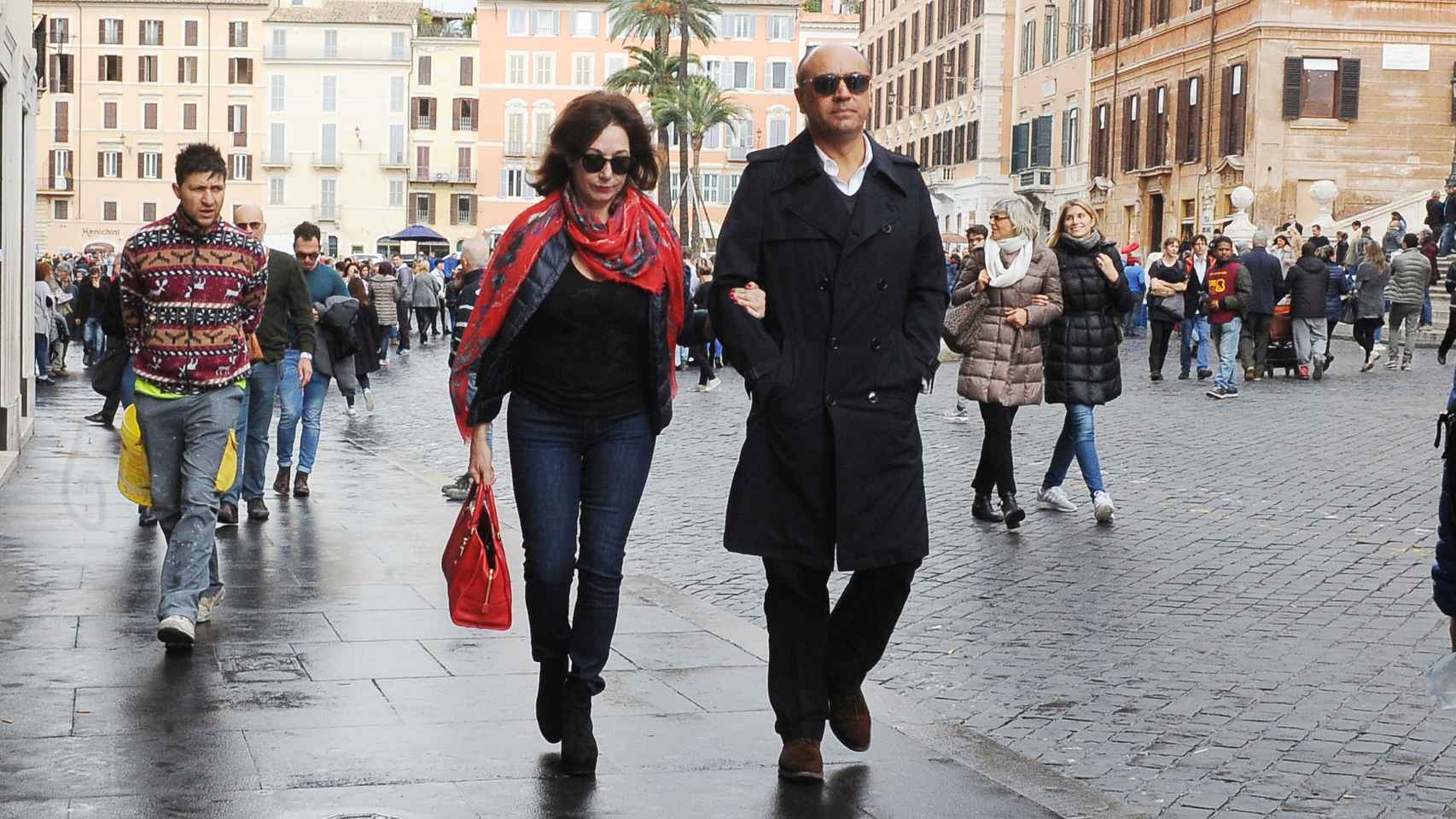 La presentadora y su marido por las calles de Roma
