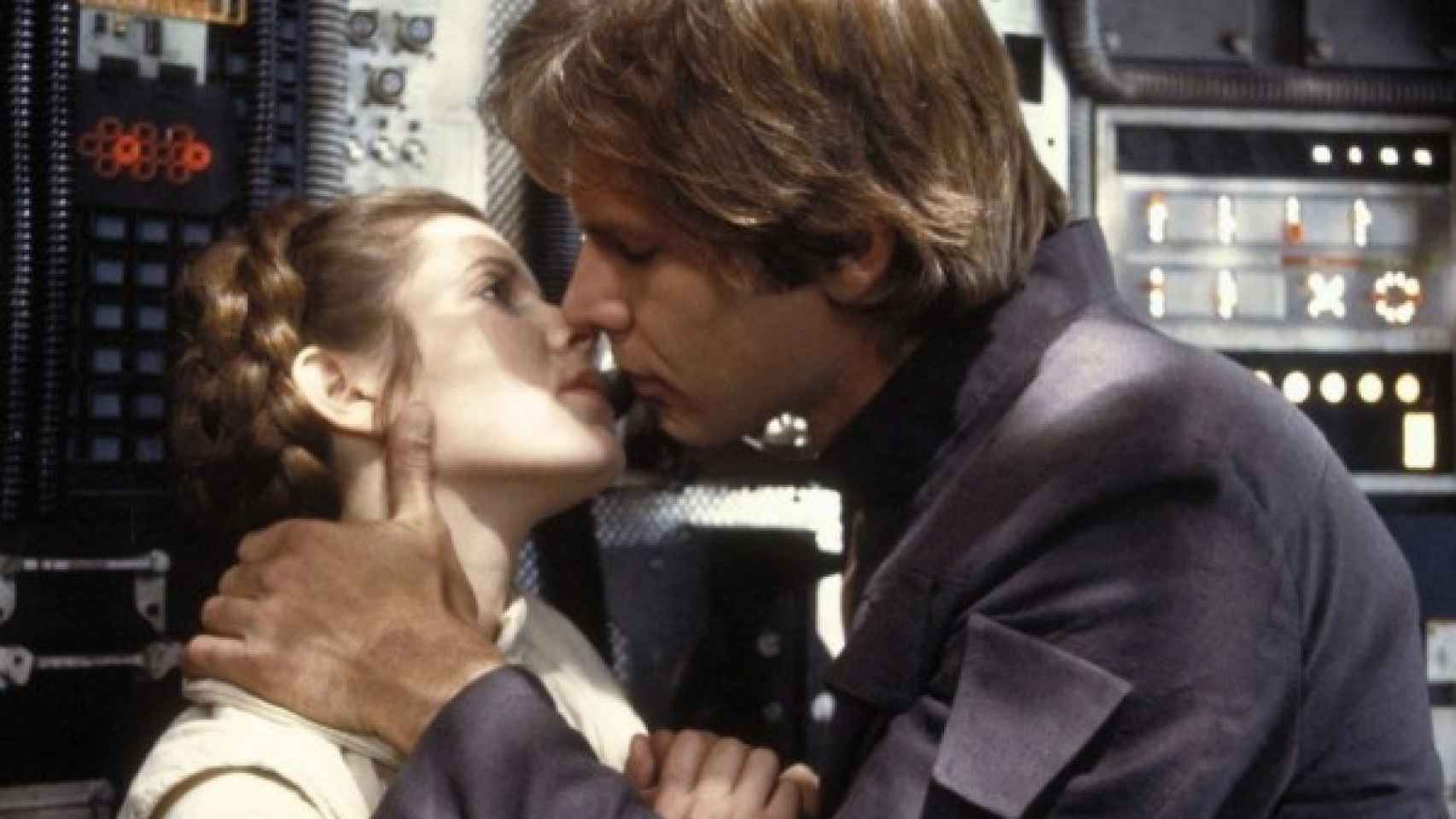 Mítico beso entre Harrison Ford y la Princesa Leia en Star Wars.