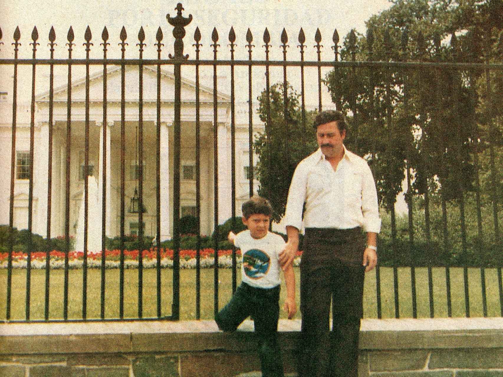 Santiago Marroquín de niño junto a su padre, Pablo Escobar, frente a la Casa Blanca.