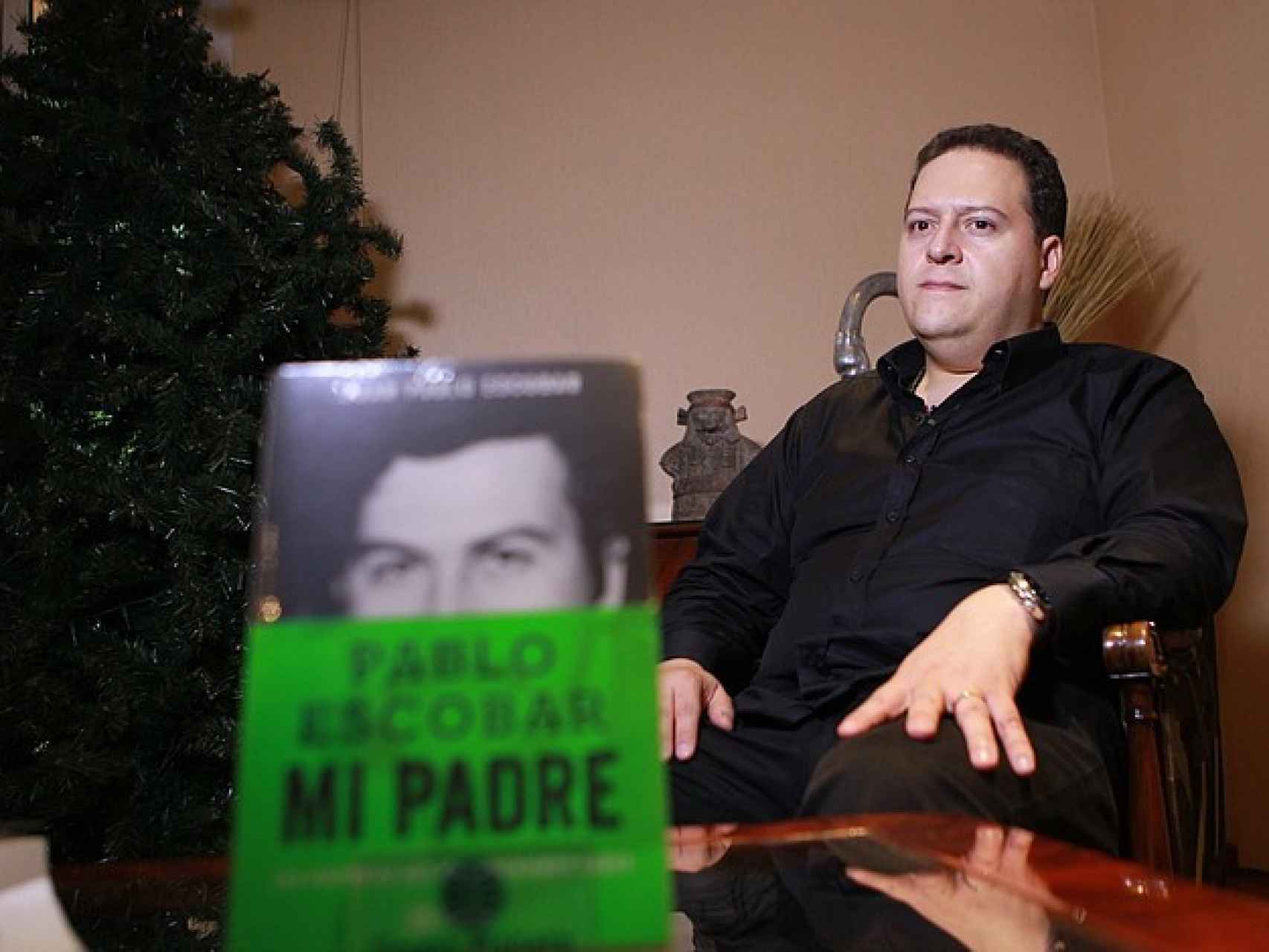 Juan Pablo Escobar (Sebastián Marroquín) escribe el segundo libro sobre su padre, el narcotraficante colombiano Pablo Escobar.