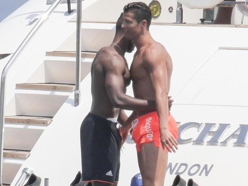 Cristiano con un amigo negro en actitud cariñosa en un yate