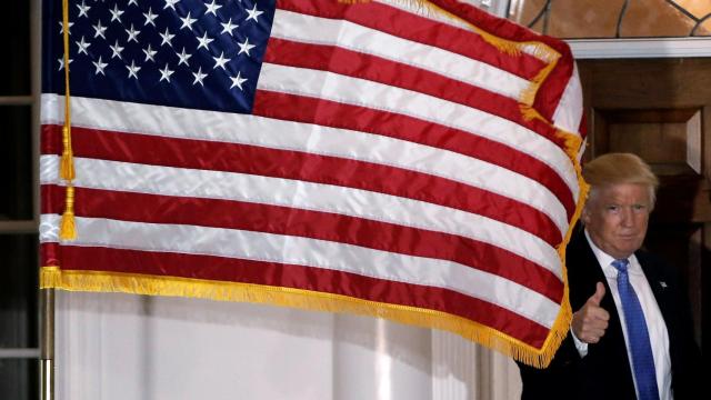 Trump junto a la bandera de Estados Unidos.