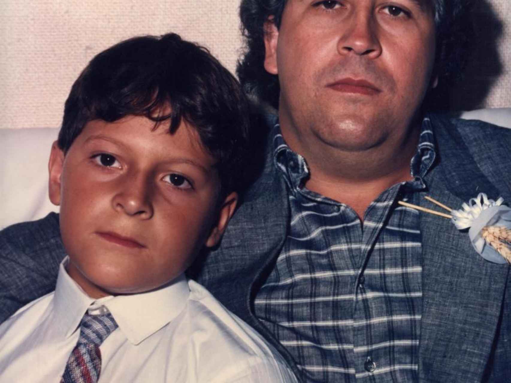 El pequeño Sebastián Marroquín, junto a su padre, el narcotraficante Pablo Escobar.
