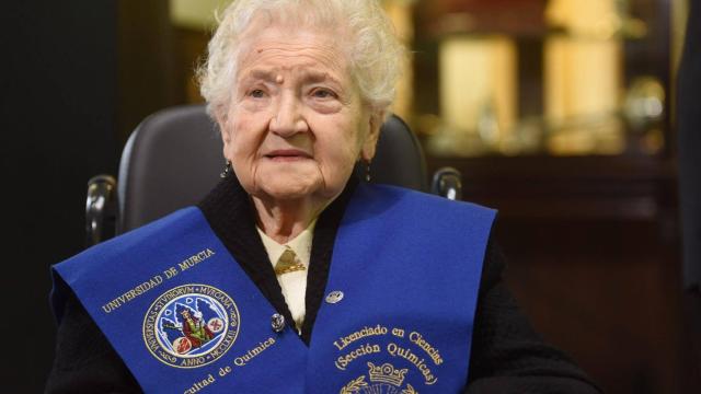 Fernanda Pozo luce la banda que la acredita como Licenciada en Química 75 años después.