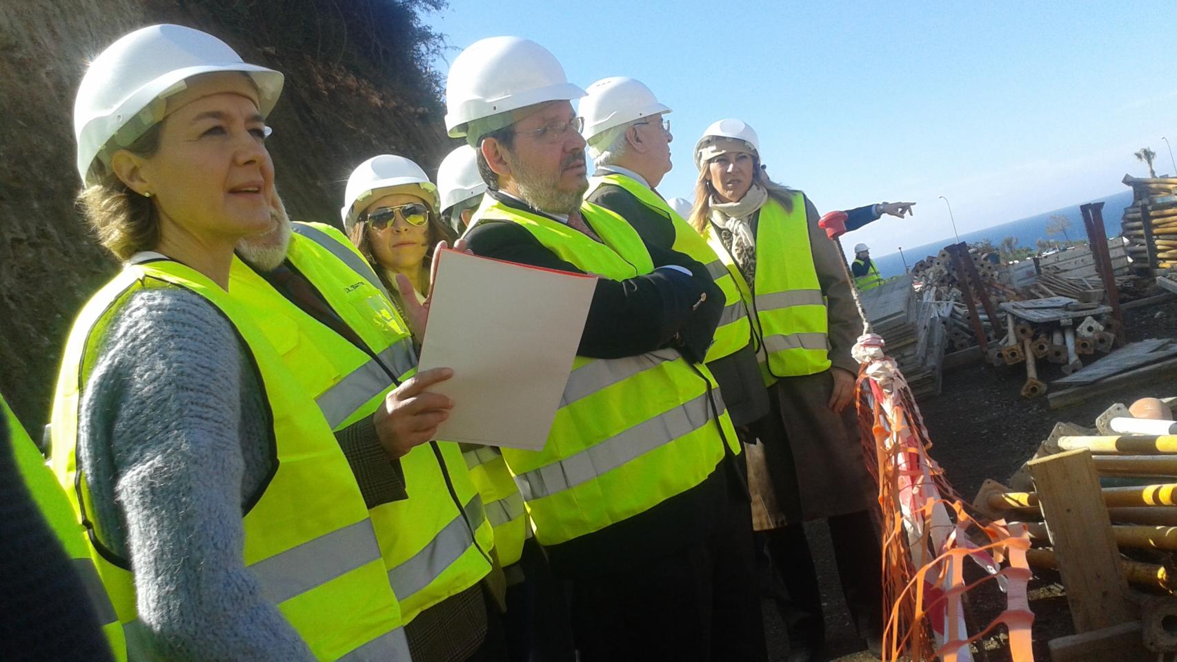 García Tejerina visita las obras de la EDAR de Nerja, aún en construcción.