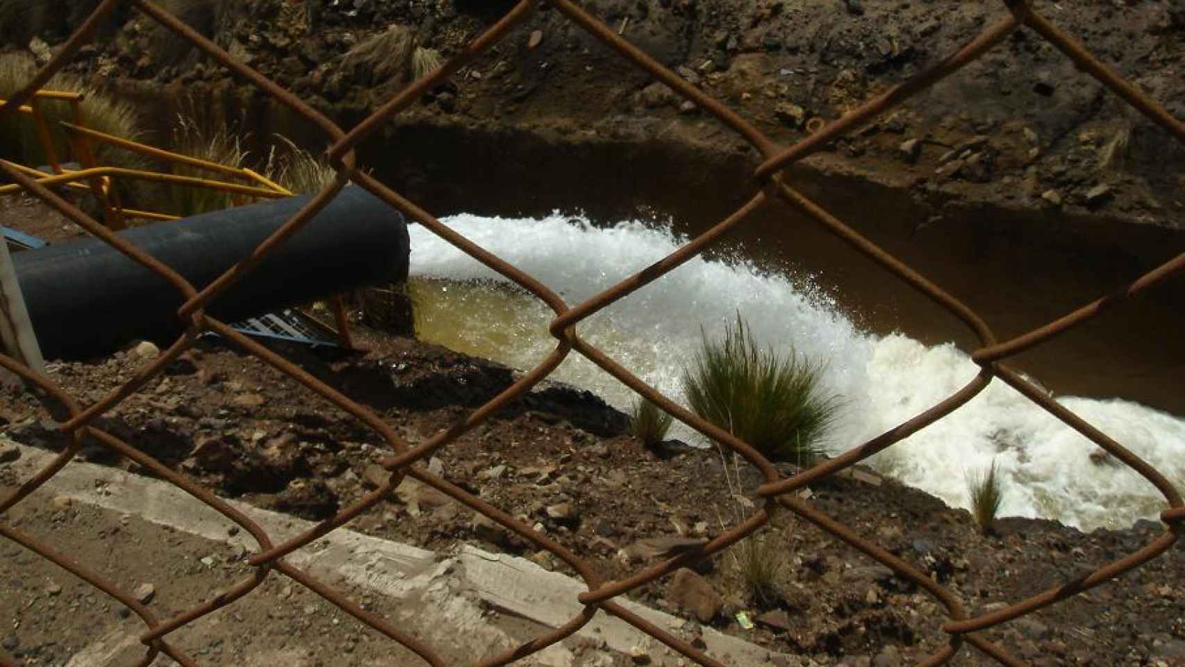 Afluente de aguas residuales en Perú.