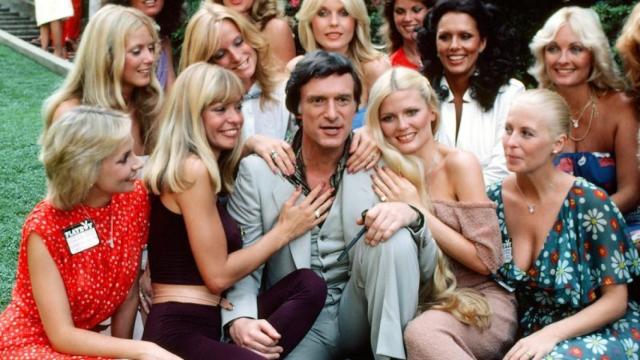 Hugh Hefner con 'conejitas' de Playboy.