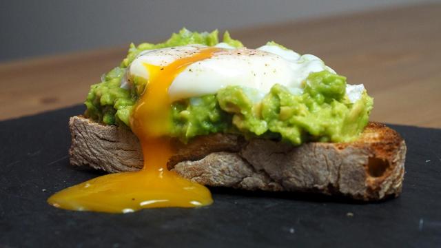 Tosta de aguacate y huevo