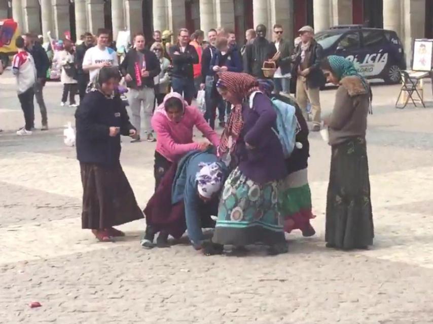 Los aficionados del PSV humillan a unas gitanas en la Plaza Mayor.