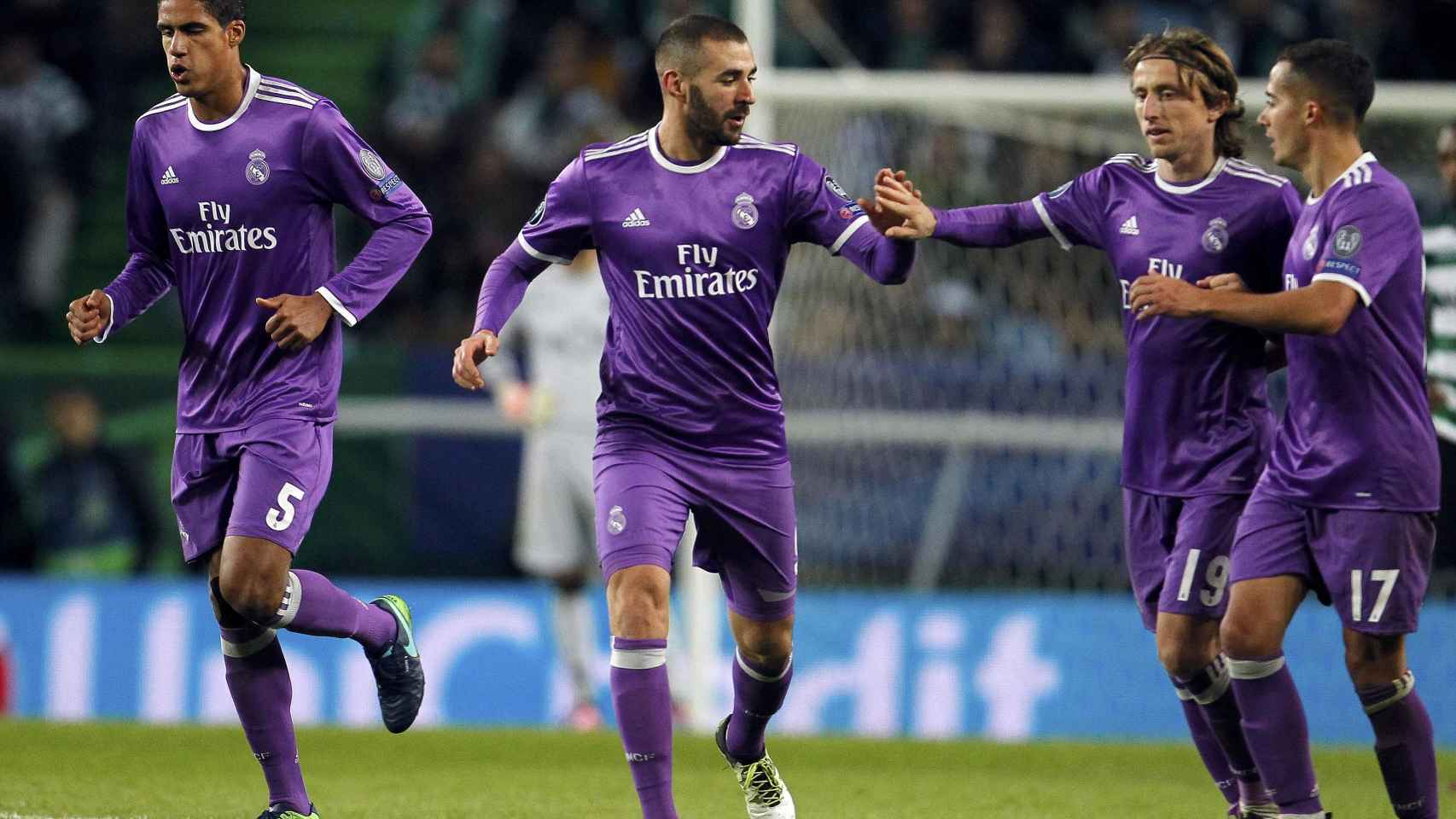 Benzema celebra con sus compañeros el gol en Lisboa.