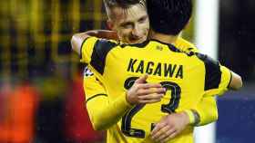 Reus abraza a Kagawa tras la celebración de un gol.