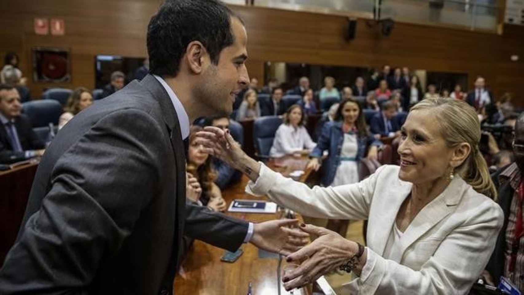 Cristina Cifuentes saluda al portavoz de C´s en la Asamblea, Ignacio Aguado.