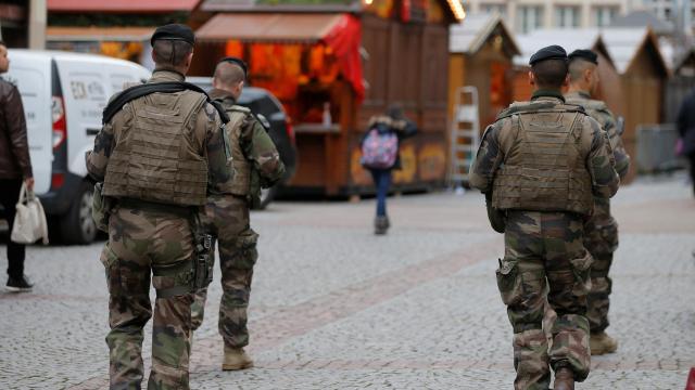 Soldados franceses patrullan las inmediaciones del mercadillo navideño de Estrasburgo.