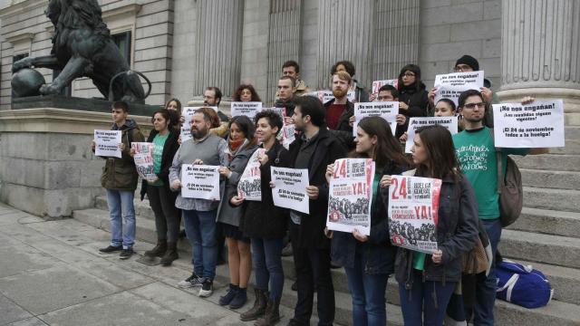 Representantes del Sindicato de Estudiantes junto a diputados de Podemos a las puertas del Congreso