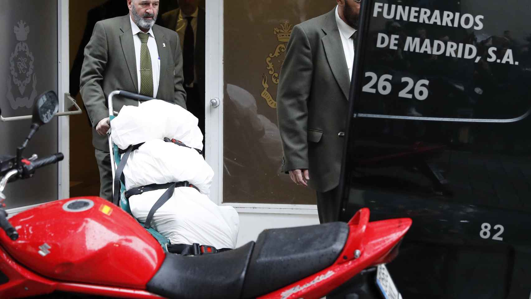 Operarios trasladan el cadáver de Rita Barberá en un hotel de Madrid.
